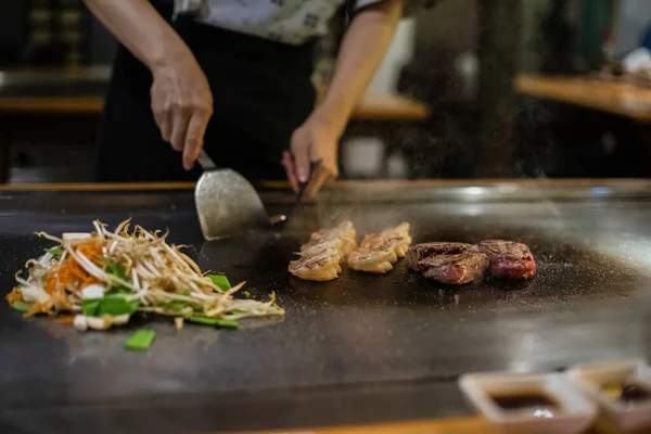 Teppanyaki Show Cocina Japonesa Teppan Restaurante Tradicional Japonés Manos Del —  Fotos de Stock