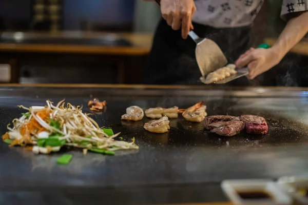 Теппаньякі Японське Шоу Приготування Їжі Традиційному Японському Ресторані Руки Кухаря — стокове фото