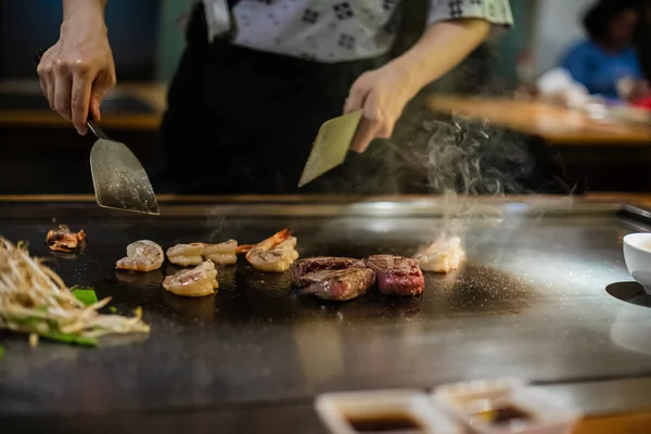 Teppanyaki Japán Főzés Teppan Show Egy Hagyományos Japán Étteremben Szakács — Stock Fotó