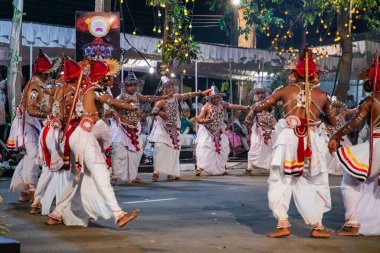 Colombo, Sri Lanka. 06 Şubat 2023 Colombo sokaklarında filler ve dansçılarla dolu büyük bir karnaval aldır.