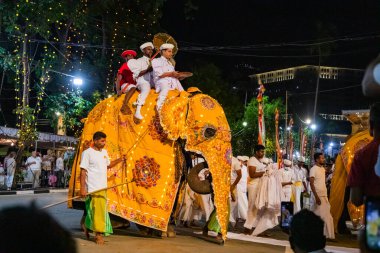 Colombo, Sri Lanka. 06 Şubat 2023 Colombo sokaklarında filler ve dansçılarla dolu büyük bir karnaval aldır.