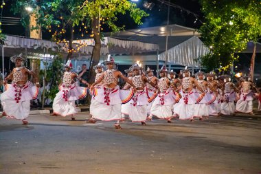 Colombo, Sri Lanka. 06 Şubat 2023 Colombo sokaklarında filler ve dansçılarla dolu büyük bir karnaval aldır.