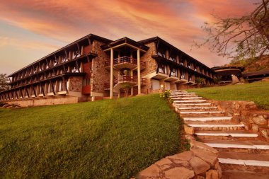 Mombasa, Kenya 15 Ekim 2019. Gün doğumunda Savana 'da lüks bir safari otelinin alt manzarası.