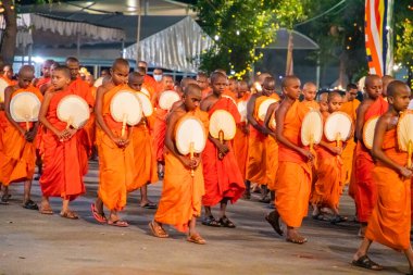 Colombo, Sri Lanka. 06 Şubat 2023 Colombo sokaklarında filler ve dansçılarla dolu büyük bir karnaval aldır.