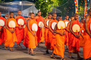 Colombo, Sri Lanka. 06 Şubat 2023 Colombo sokaklarında filler ve dansçılarla dolu büyük bir karnaval aldır.