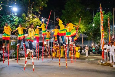 Colombo, Sri Lanka. 06 Şubat 2023 Colombo sokaklarında filler ve dansçılarla dolu büyük bir karnaval aldır.