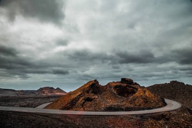 Timanfaya Ulusal Parkı 'ndaki yanardağ manzarası inanılmaz. İspanya 'nın Lanzarote Adası Kanarya Adaları' ndaki popüler turistler. Sanatsal resim. Seyahat kavramı.