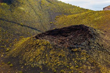 Timanfaya Ulusal Parkı 'ndaki yanardağ manzarası inanılmaz. İspanya 'nın Lanzarote Adası Kanarya Adaları' ndaki popüler turistler. Sanatsal resim. Seyahat kavramı.