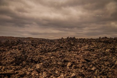 Timanfaya Ulusal Parkı 'ndaki yanardağ manzarası inanılmaz. İspanya 'nın Lanzarote Adası Kanarya Adaları' ndaki popüler turistler. Sanatsal resim. Seyahat kavramı.