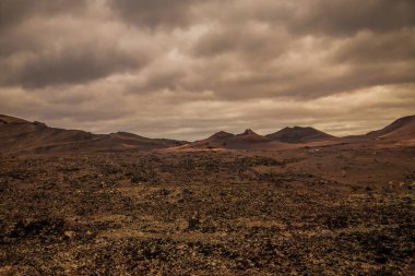 Timanfaya Ulusal Parkı 'ndaki yanardağ manzarası inanılmaz. İspanya 'nın Lanzarote Adası Kanarya Adaları' ndaki popüler turistler. Sanatsal resim. Seyahat kavramı.