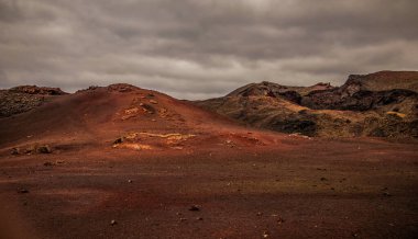 Timanfaya Ulusal Parkı 'ndaki yanardağ manzarası inanılmaz. İspanya 'nın Lanzarote Adası Kanarya Adaları' ndaki popüler turistler. Sanatsal resim. Seyahat kavramı.