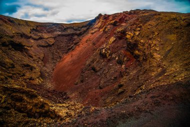 Timanfaya Ulusal Parkı 'ndaki yanardağ manzarası inanılmaz. İspanya 'nın Lanzarote Adası Kanarya Adaları' ndaki popüler turistler. Sanatsal resim. Seyahat kavramı.