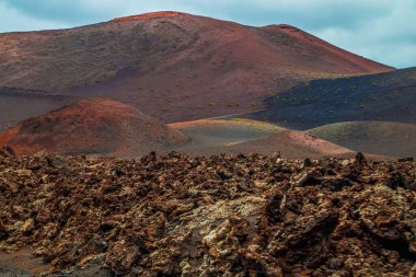 Timanfaya Ulusal Parkı 'ndaki yanardağ manzarası inanılmaz. İspanya 'nın Lanzarote Adası Kanarya Adaları' ndaki popüler turistler. Sanatsal resim. Seyahat kavramı.