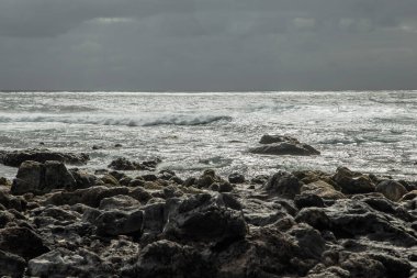 Fırtına sırasında mavi bir okyanusa düşen bir dalganın güzel hava manzarası. Seyahat manzarası konsepti