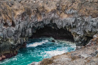 Günbatımından sonra Los Hervideros 'taki şaşırtıcı derecede güzel lav mağaraları ve uçurumlar Lanzarote Kanarya Adaları İspanya. Seyahat kavramı