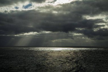 Fırtına sırasında mavi bir okyanusa düşen bir dalganın güzel hava manzarası. Seyahat manzarası konsepti