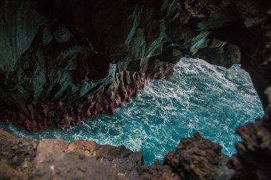 Günbatımından sonra Los Hervideros 'taki şaşırtıcı derecede güzel lav mağaraları ve uçurumlar Lanzarote Kanarya Adaları İspanya. Seyahat kavramı