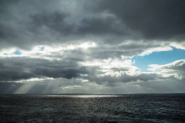 Fırtına sırasında mavi bir okyanusa düşen bir dalganın güzel hava manzarası. Seyahat manzarası konsepti