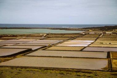 Lanzarote adasındaki Yaza 'da deniz suyu arıtma. Saltfield seyahat kavramı