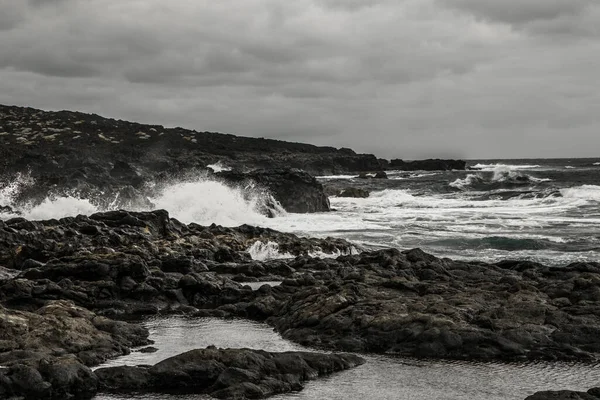 嵐の間 青い海に墜落する波の美しい空中の眺め 旅行風景のコンセプト — ストック写真
