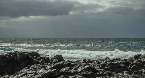 Fırtına Sırasında Mavi Bir Okyanusa Düşen Bir Dalganın Güzel Hava — Stok fotoğraf
