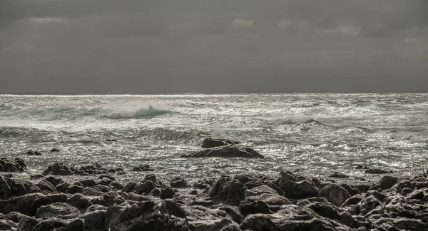 暴风雨期间海浪在蓝色的海洋中冲撞的美丽的空中景观 旅游景观概念 — 图库照片