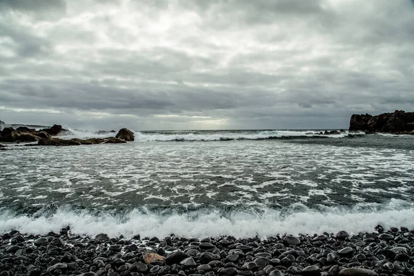폭풍우가 몰아치는 바다에서 파도가 부서지는 아름다운 — 스톡 사진