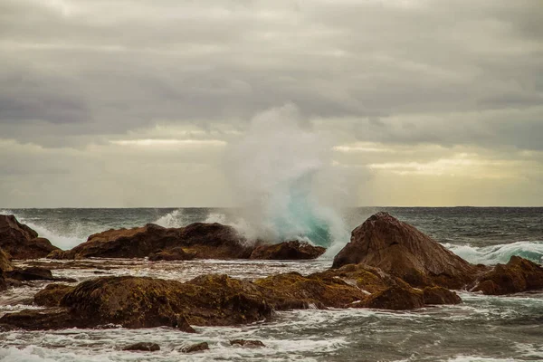 Прекрасний Вигляд Повітряну Хвилю Падає Блакитному Океані Під Час Шторму — стокове фото