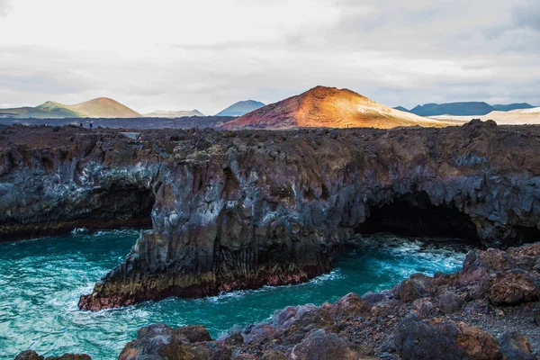 Günbatımından sonra Los Hervideros 'taki şaşırtıcı derecede güzel lav mağaraları ve uçurumlar Lanzarote Kanarya Adaları İspanya. Seyahat kavramı