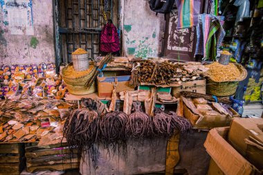 Afrika pazarında, Tanzanya 'da, Stone Town' da, Zanzibar 'da. Raflarda satılık deniz ürünleri ve baharatlar var. Seyahat ve geleneksel gıda konsepti