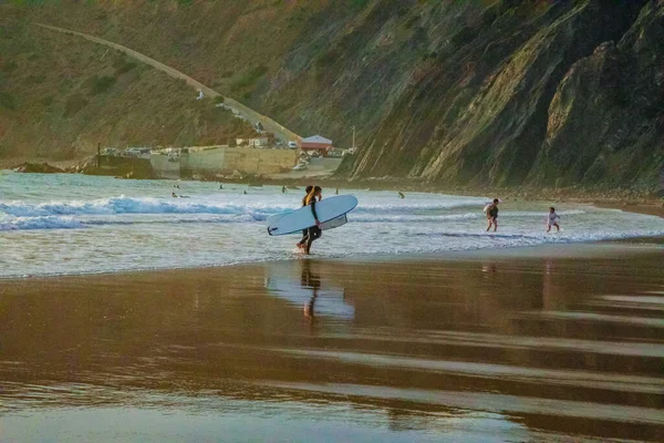 Arrifana Aljezur Portugal 2020 Silhouette Surfistas Llevando Tabla Surf Playa — Foto de Stock