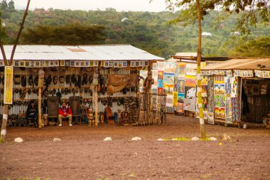 Arusha, Tanzanya, Afrika. Şubat 04, 2022. Afrikalılar Tanzanya 'da küçük bir pazarda maske ve hediyelik eşya satıyorlar. Afrika seyahat kavramı