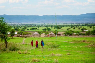 Arusha, Tanzanya, Afrika. Şubat 04, 2022 Afrika Massai Köyü 'nde hayat. Afrika seyahat kavramı