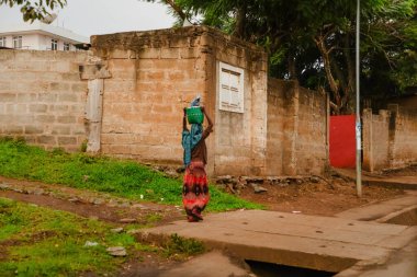 Arusha, Tanzanya, Afrika. Şubat 04, 2022 Afrika köyünde yaşam. Afrika seyahat kavramı