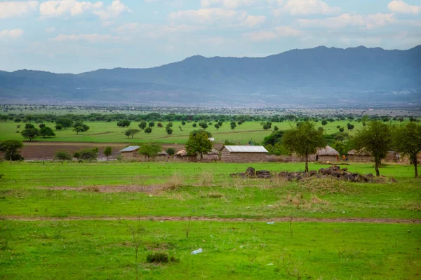 Arusha, Tanzanya, Afrika. 4 Şubat 2022 'de Afrika köyünde yaşam. Afrika ve seyahat kavramı