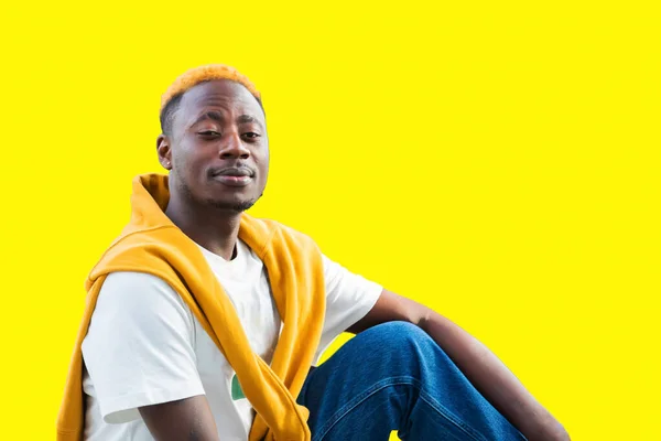 Emotionele Jonge Zwarte Man Gele Casual Opvoeding Met Smartphone Gelukkige — Stockfoto