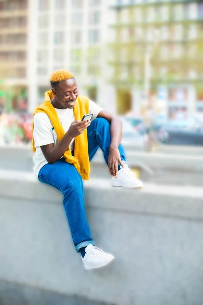 Emocional Joven Negro Amarillo Casual Crianza Con Teléfono Inteligente Feliz — Foto de Stock