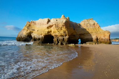 Atlantik Okyanusu Sahili 'nin dalgalı arka planında Tatil Denizi konsepti. Algarve Portekiz