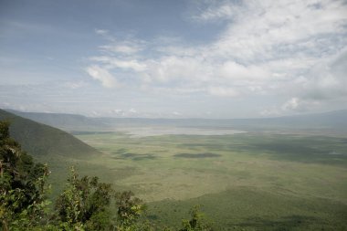 Tanzanya Afrika 'daki Magadi Gölü manzaralı Ngorongoro krateri. Seyahat ve vahşi doğa konsepti. Doğal mavi arkaplan