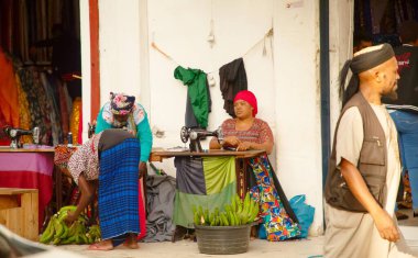 Arusha, Tanzanya Afrika 02 Şubat 2022 İnsanlar Afrika sokaklarındaki bir atölyede kıyafet dikiyor.