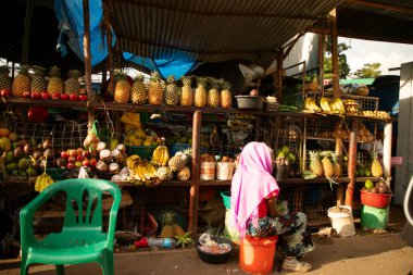 Arusha, Tanzanya Afrika 02 Şubat 2022 Arusha 'da büyük bir sebze pazarı. Afrika yaşam ve seyahat kavramı