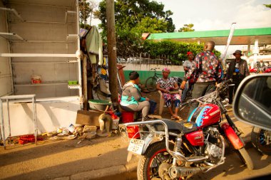 Arusha, Tanzanya Afrika 02 Şubat 2022 Arusha 'daki yerel halk işlerine devam ediyor. Afrika seyahati ve yaşam konsepti