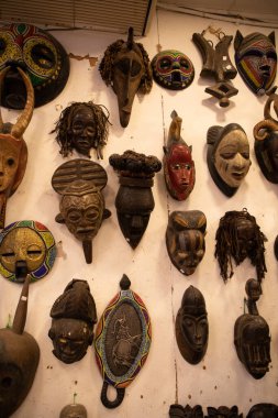 Arusha, Tanzanya Afrika 02 Şubat 2022 Afrika kabilesinin tahta maskeleri geleneksel törenler kullanırdı. Afrika 'da seyahat etmek etnik din kavramı