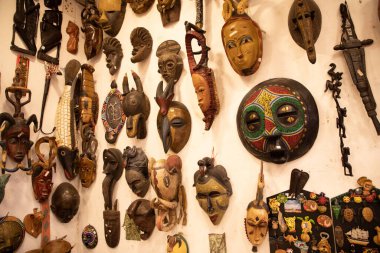 Arusha, Tanzanya Afrika 02 Şubat 2022 Afrika kabilesinin tahta maskeleri geleneksel törenler kullanırdı. Afrika 'da seyahat etmek etnik din kavramı