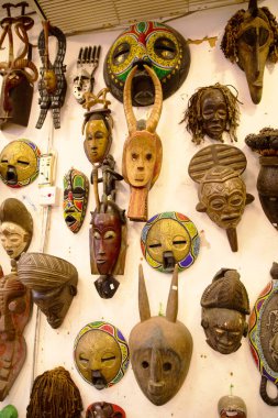 Arusha, Tanzanya Afrika 02 Şubat 2022 Afrika kabilesinin tahta maskeleri geleneksel törenler kullanırdı. Afrika 'da seyahat etmek etnik din kavramı