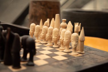 Arusha, Tanzanya Afrika 02 Şubat 2022 Afrika kabilesinin tahta maskeleri geleneksel törenler kullanırdı. El yapımı satranç. Afrika 'da seyahat etmek etnik din kavramı