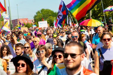Berlin, Berlin Almanya. 24 Haziran 2023 'te Berlin' in Marzahn ilçesinde her yıl düzenlenen gurur geçidi ve homofobiklere karşı insanların birlik olması. LGBT ve cinsiyet ayrımını destekleme
