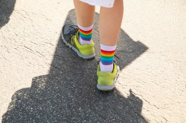Berlin, Berlin Almanya. 24 Haziran 2023 'te Berlin' in Marzahn ilçesinde her yıl düzenlenen gurur geçidi ve homofobiklere karşı insanların birlik olması. LGBT ve cinsiyet ayrımını destekleme
