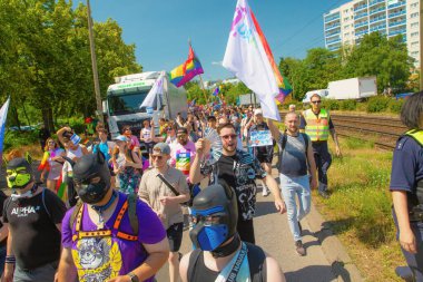 Berlin, Berlin Almanya. 24 Haziran 2023 'te Berlin' in Marzahn ilçesinde her yıl düzenlenen gurur geçidi ve homofobiklere karşı insanların birlik olması. LGBT ve cinsiyet ayrımını destekleme
