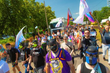 Berlin, Berlin Almanya. 24 Haziran 2023 'te Berlin' in Marzahn ilçesinde her yıl düzenlenen gurur geçidi ve homofobiklere karşı insanların birlik olması. LGBT ve cinsiyet ayrımını destekleme